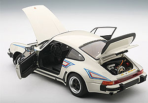 Autoart 77972 Porsche 911 3.0 Turbo -930- (1976) Autoart 1/18 Color Blanco con Bandas Laterales de Color