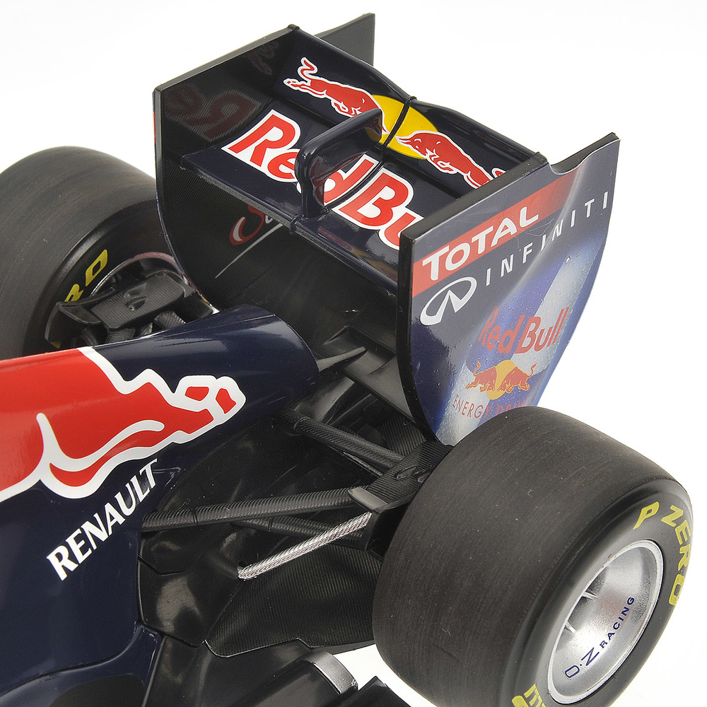 Red Bull RB7 nº 2 Mark Webber (2011) Minichamps 110110002 1/18 