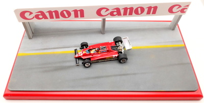 Diorama con 8 figuras Ferrari 126 C2 nº 27 "Zolder" Gilles Villeneuve (1982) Micro World 1/43